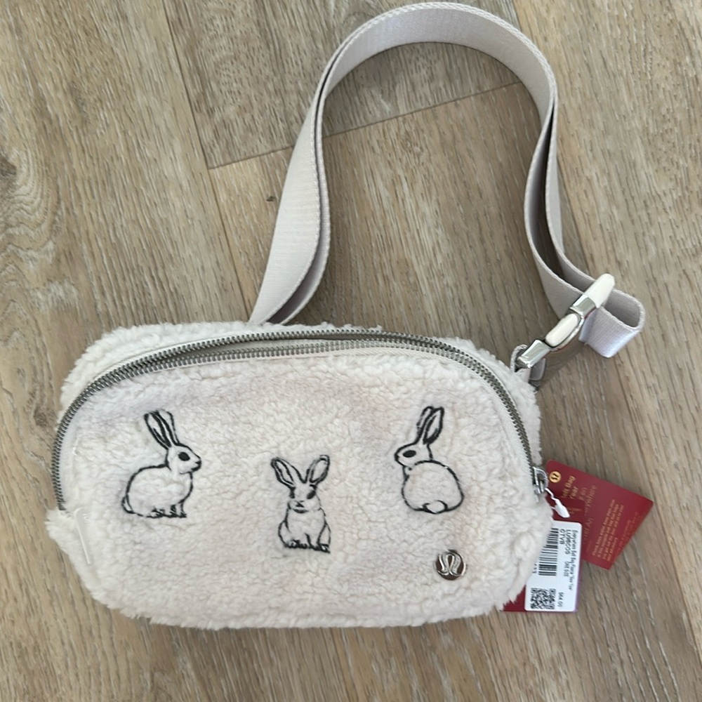 Lululemon Everywhere Belt Bag Fuzzy